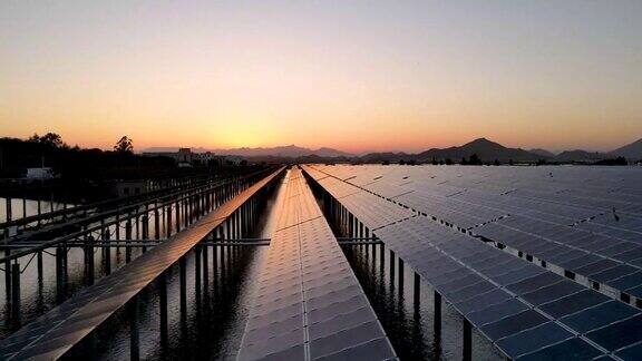 太阳落山后航拍海上光伏太阳能发电厂