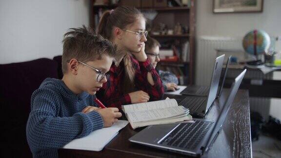 三个孩子在用电脑上网课