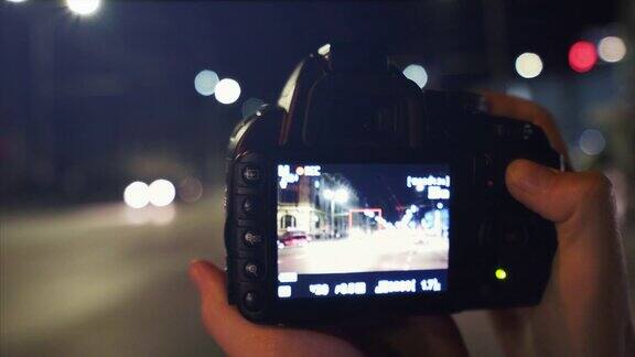 一名女子在城市拍摄夜景