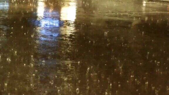 雨后路面上的汽车反光