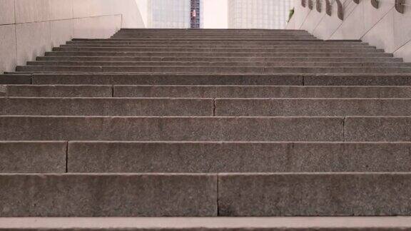 现代的灰色石头楼梯在城市里无人陪伴镜头向上移动