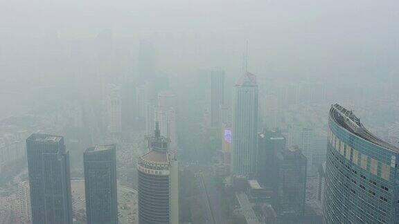白天的雾霾青岛市区交通街道道路航拍全景4k中国