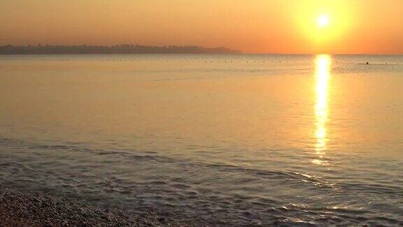 土耳其海岸附近海面上的太阳