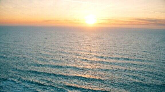 太平洋上的日落空中的观点