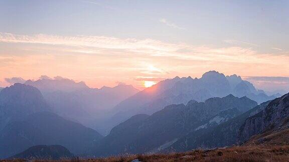 在夕阳的照耀下层层叠叠的山脉呈现出五颜六色的景象