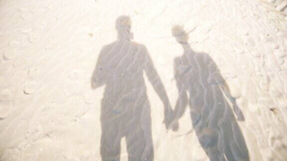 一对夫妇在沙滩上散步