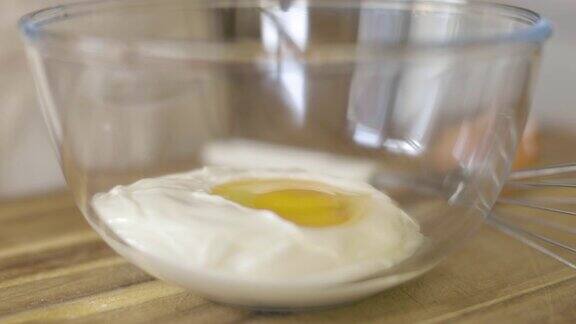 用手把鸡蛋打到搅拌碗里