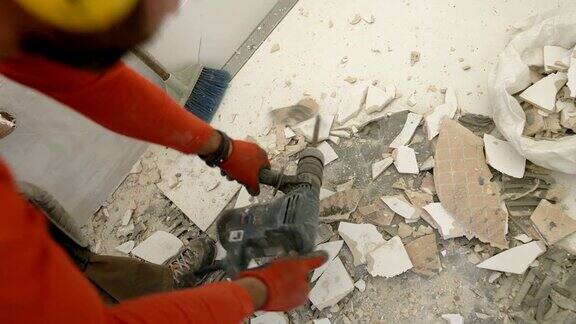 建筑工人拆除瓷砖