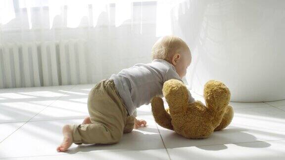 可爱的婴儿爬向玩具