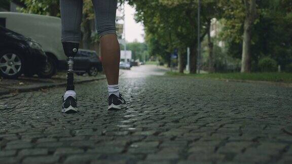 身体残疾的女运动员在街道上锻炼
