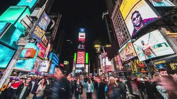 纽约时代广场中心夜晚的人流
