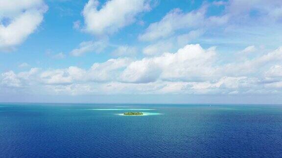 海洋中的热带岛屿鸟瞰图