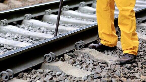 铁路工人修理铁路线