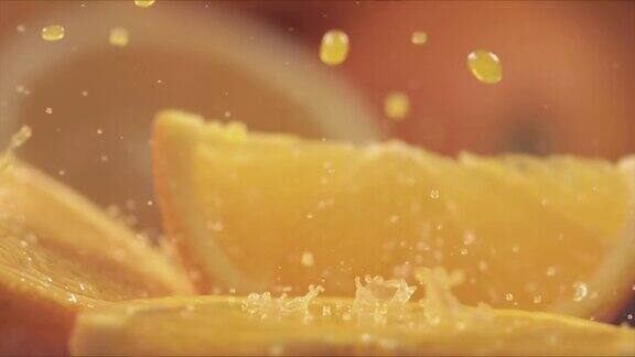 慢动作镜头橙汁在橘子片中飞溅速度为1400帧秒