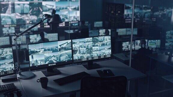 在一个港口监控中心的两个数字电脑屏幕监控闭路电视录像在一个大数字屏幕上有多个摄像头员工坐在大数据展示前
