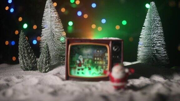 圣诞创意概念老式电视机上放着圣诞老人艺术品装饰