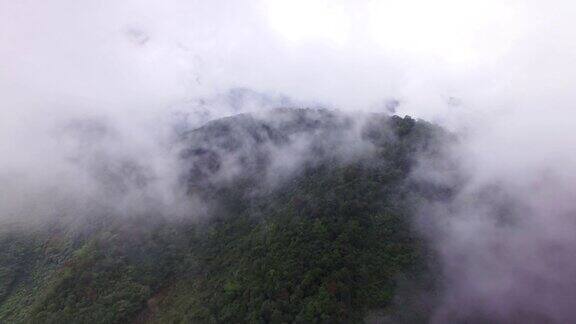 空中拍摄的山脉和云在墨西哥