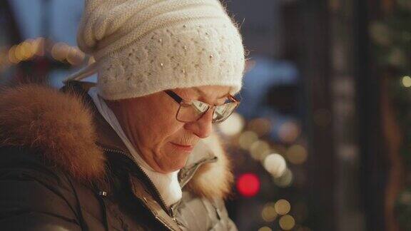 一位老年妇女在圣诞节时逛街
