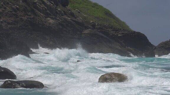 海浪对悬崖或海岸线的冲击