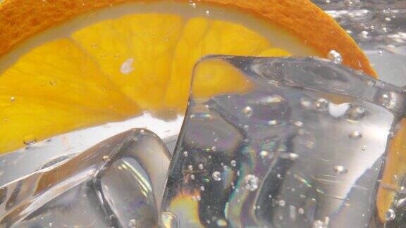 橙子片掉进水里里面还有冰块