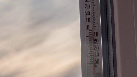 窗外的温度温度计和时间推移中的天气变化