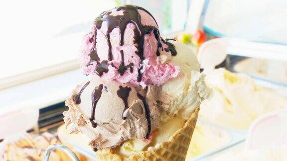 把液态巧克力倒在冰淇淋上