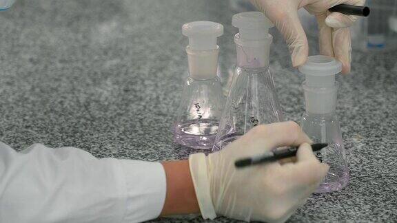 科学家用液体标记烧瓶