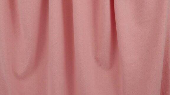 粉色丝绒织物上有柔软的褶皱