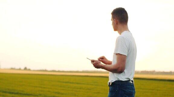现代青年农民在农业领域使用数字平板电脑