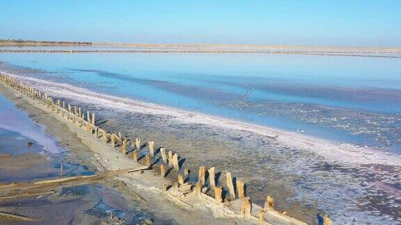 粉色盐湖与废弃的盐提取工厂木柱鸟瞰图西瓦奇湖乌克兰