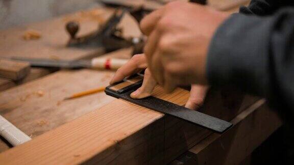 木匠用方刀和记号刀在工件上做记号