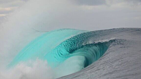 大而有力的蓝色海浪冲入大海