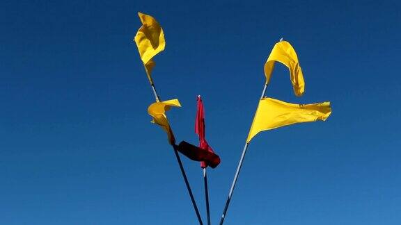 红色和黄色的节日旗帜