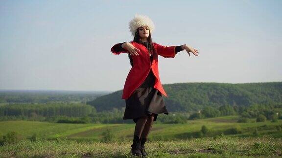 格鲁吉亚女孩穿着白色的papakha和红色的民族服装舞蹈民族舞蹈的名字:rachuliacharuliosurishalaxomtiuluri在佐治亚州的绿色山丘上格鲁吉亚文化生活方式