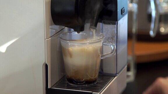 咖啡机把咖啡倒进杯子里