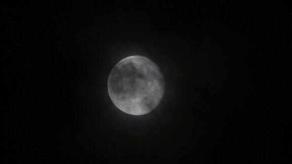 午夜的月亮在移动