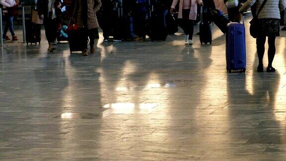 一群带着行李走在机场的无名人士