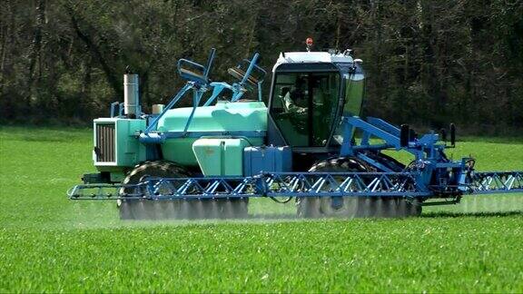 农用肥料在农田上工作农用机械在耕地上工作喷洒农药
