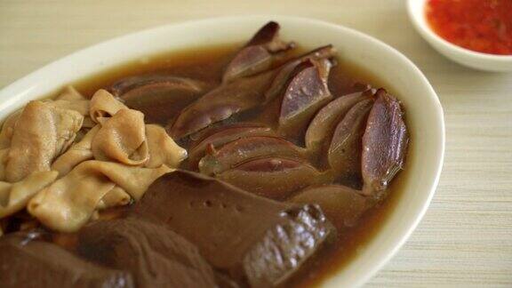 炖鸭内脏在棕色汤-亚洲食物的风格