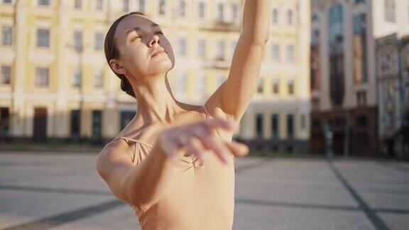 芭蕾舞女演员在街上用手做出优美流畅的动作