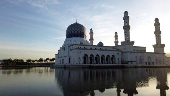 东马来西亚沙巴婆罗洲哥打基纳巴卢城漂浮清真寺的空中时间标