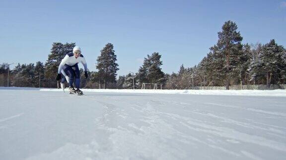 在溜冰场上练习速度滑冰的女运动员