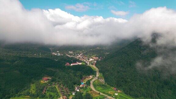 乌克兰村庄上空云覆盖的山航拍