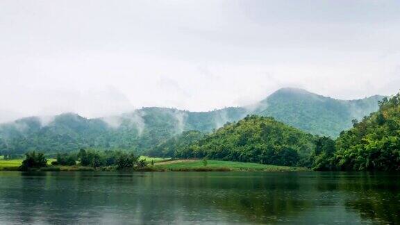 时间流逝视频美丽的湖在双山前与雾和多云的天空