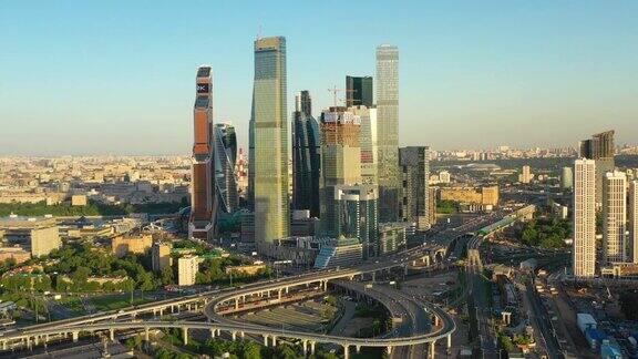 日落时莫斯科摩天大楼的鸟瞰图