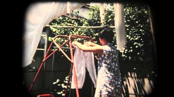 60年代的8毫米镜头-洗完衣服后挂衣服