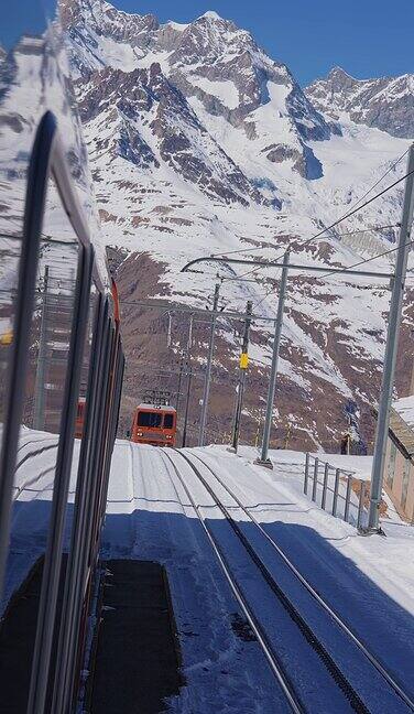 在瓦莱州瑞士阿尔卑斯山的采尔马特滑雪胜地乘坐标志性的齿轮齿轮戈内格拉特铁路