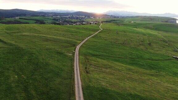 草原上一条狭窄的道路