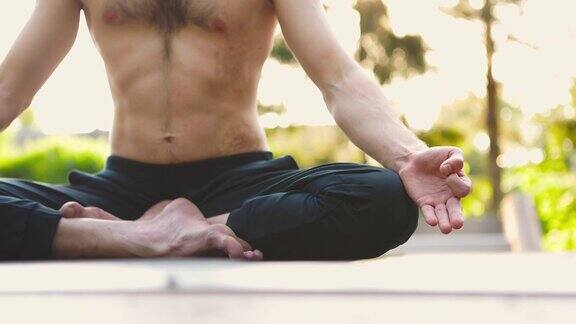 男人坐在莲花山练习瑜伽和专注技术早上做瑜伽冥想