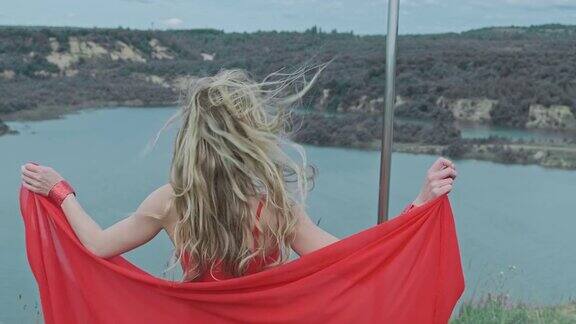 穿红衣服的年轻女子去了极点背景是天空和湖泊4kUHD